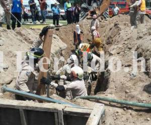 Obreros y equipos de rescate mientras buscaban a las dos víctimas que quedaron soterradas esta mañana en la capital de Honduras. Foto: Javier Flores. El Heraldo Honduras- Sucesos de Honduras.