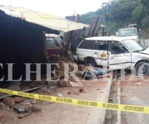 El cadáver de Juan Angel González Bustillo quedó tendido en una acera, cerca de la puerta del automotor. FOTO: Alex Pérez.