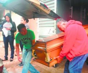 Los restos mortales de Elton Rodríguez, de 19 años, fueron retirados ayer por sus familiares de la morgue del Ministerio Público.