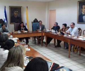 Autoridades universitarias en reunión con experto chileno (Johny Magallanes)