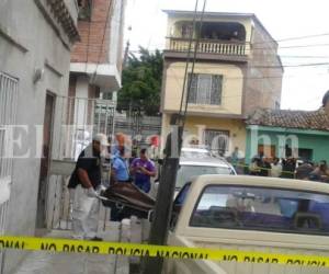 Medicina Forense traslada el cadáver de Marvin Giovanny Barahona Flores a la morgue capitalina. Fotos: Estalin Irías/ EL HERALDO