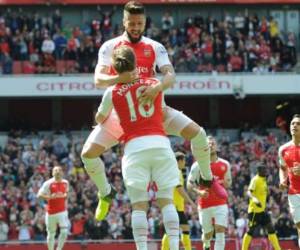 El Arsenal, que goleó al colista Aston Villa (4-0), arrebató el subcampeonato de la Premier League al Tottenham, después de que los Spurs fueran humillados en Newcastle (5-1)