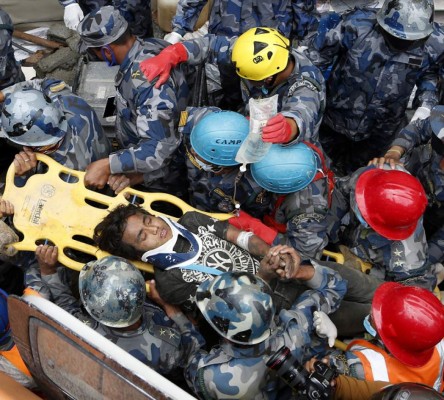 Rescatan a dos personas cinco días después del sismo