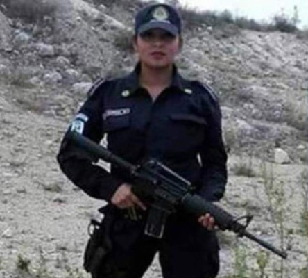 Mujer policía es suspendida por tomarse atrevido selfie