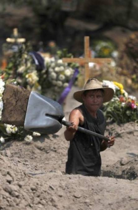 FOTOS: Tristeza y desolación en cementerios del mundo que reciben a víctimas de la pandemia