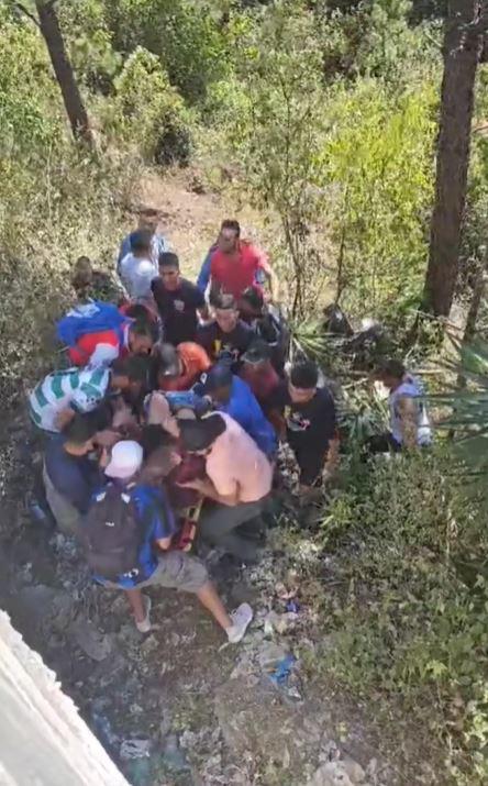 Momento en que el conductor herido es auxiliado por los peatones.