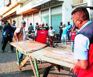 Los agentes de la Gerencia de Orden Público realizan operativos para controlar la proliferación de vendedores que invaden aceras, asimismo unos 80 mil vendedores ambulantes están en los registros de la Alcaldía Municipal.