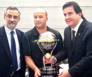 Directivos del Independiente Santa Fe de Colombia, actual campeón, entregaron una réplica de la Copa Sudamericana al Chapecoense de Brasil. (Foto: Redes / Deportes El Heraldo / El Heraldo Honduras / Noticias de Honduras)
