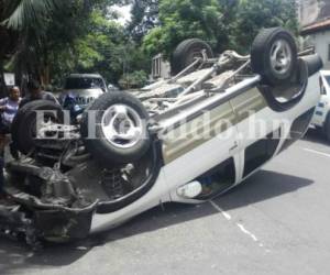 Con las llantas hacia arriba quedó el automotor accidentado en la Calle Real de Comayagüela.