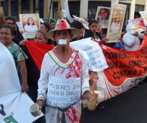Con pancartas en mano, un grupo de mujeres protestaron este lunes por la impunidad en los casos de femicidios.