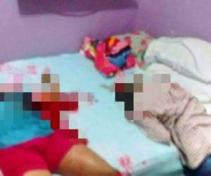 La pareja quedó inerte en la cama de su casa, hasta donde llegó Medicina Forense.