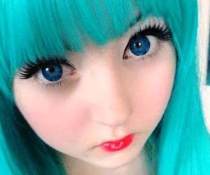 Aunque parezca mentira, esta joven que se hace llamar «Venus angelic» tiene tan solo 15 años y nació en Suiza. Es conocida como la «barbie oriental» dado el estilo que ha adoptado y asegura que, para ser una Barbie, lo mejor es no privarse de nada.Tiene su propio blog y además sus fans han creado una plataforma en Facebook para colgar sus fotos y seguir su actividad.