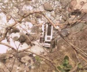 El vehículo, que transportaba 56 personas, cayó en el fondo de un barranco, a 115 km de Shimla, la capital regional, indicó la fuente.