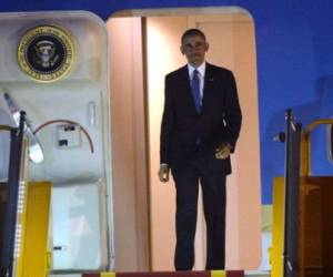 Obama llegó en su avión presidencial Air Force One procedente de Hanói, donde efectuó una visita de tres días.