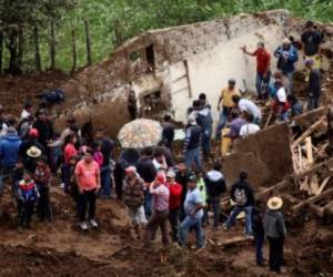 De León agregó que el deslizamiento dejó seis vivienda destruidas y otras 29 casas con daños leves y moderados, por lo que se habilitó el salón de una iglesia del lugar como albergue para 210 personas.