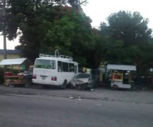 Tras el atentado, el vehículo fue a impactar con un turismo que quedó con la parte frontal completamente dañada.