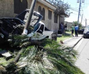 Afortunadamente el hombre que conducía el vehícuo sobrevivió. El accidente se dio en la entrada a la zona cuatro de la Cerro Grande. Foto: El Heraldo