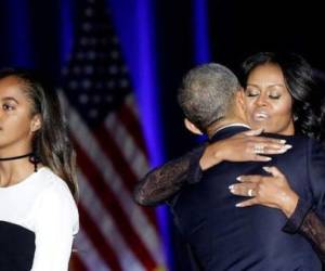 Tras el discurso, el presidente, su esposa y su hija se fundieron en un abrazo en el escenario.