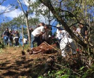 Los cuerpos fueron exhumados por peritos forenses que llegaron al sector. Foto: RedInformativa/Twitter.