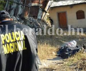 Elementos de la Policía Nacional en la zona del hallazgo del cadáver en colonia El Retiro de la capital de Honduras. Foto: EL HERALDO.