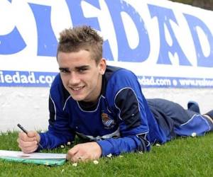 Se le puede ver antes de los partidos de Francia en la Eurocopa: baja del autobús y se dirige hacia el vestuario bebiendo de un recipiente de mate que lleva grabado su nombre.