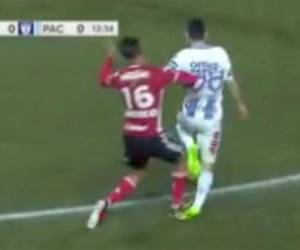 Momento en el que Hirving Lozano se lesiona en el duelo ante el Tijuana (Foto: Redes)