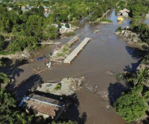 Solo hay acceso en lanchas a los bajos de El Progreso a través del río Ulúa, por lo que miles de familias enfrentan necesidades.