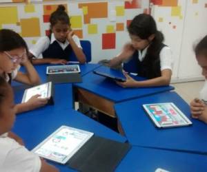 Los alumnos emplean la tecnología para estudiar.