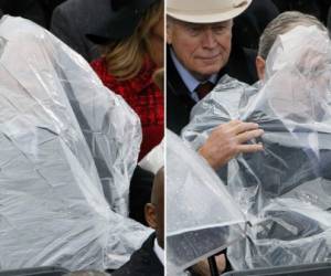 El viento y el poco espacio para acomodarse no le hicieron un favor a George W. Bush quien tuvo que hacer todo lo posible por dominar el plástico con el que se cubría de la lluvia.