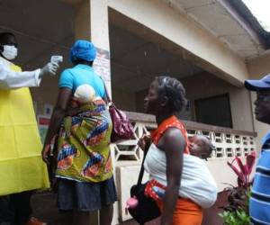 La Organización Mundial de la Salud señala que dentro de dos meses podrían presentarse cada semana 10.000 casos nuevos de ébola en África occidental.