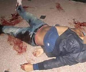 Un empleado del restaurante dijo que los dos atacantes entraron al hotel con una bandera negra.