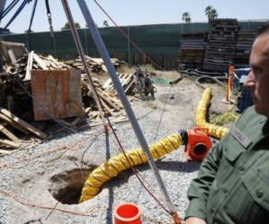 Del lado estadounidense, la entrada al túnel estaba camuflada por un cubo de basura de grandes dimensiones situado en una parcela privada, foto: Agencia AP.