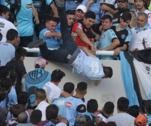 Emanuel Balbo, un hincha de Belgrano, fue arrojado desde una tribuna del estadio Mario Kempes durante el clásico del sábado frente a Talleres, en Córdoba (Foto: Redes)