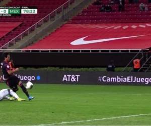 Momento cuando José García se barría para bloquear a JJ Macías. México empató el partido tras cobrar esta falta. Para muchas, no era penal. Foto: Captura de video.