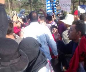Simpatizantes del partido Libertad y Refundación (Libre) se unieron a la protesta contra el cobro de peaje en Honduras.