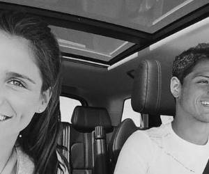 La sensual periodista se robó la mirada del delantero mexicano quien a admitido estar enamorado de la chica.