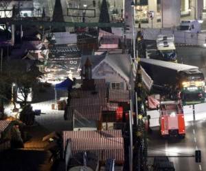 La Columna de la Victoria es uno de los monumentos más célebres de Berlín. Esta situado en la Avenida 17 de Junio que bordea el parque de Tiergarten, pulmón verde de la capital alemana.