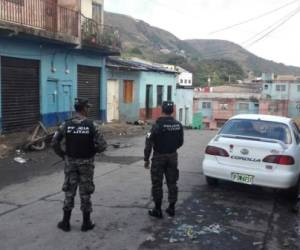 El hombre murió sobre un cartón en una de las aceras de El Chiverito (Foto: El Heraldo Honduras/ Noticias de Honduras)