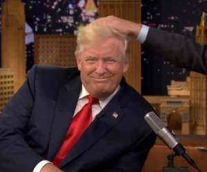 Según peluqueros entrevistados por AFP, el presidente esconde su calvicie gracias a un ingenioso montaje de mechones rizados, fijados por un producto especial.