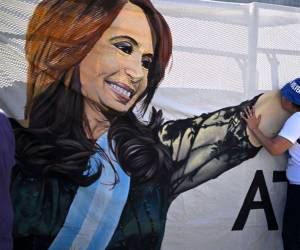 Seis años en prisión deberá permanecer la vicepresidenta de Argentina, Cristina Fernández, luego que un tribunal la hallara culpable por corrupción. Aquí te traemos un breve resumen del caso por el que la expresidenta argentina fue condenada.