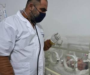 “Ahora está estable, pero llegó tenía laceraciones y moretones y sufrió el frío cortante”, confió a AFP el pediatra a cargo de la recién nacida que fue rescatada de entre los escombros en el norte de Siria. Esta es su dolorosa historia en la cual la pequeña es la única sobreviviente.