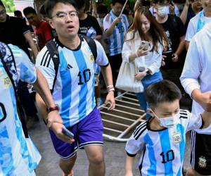 El futbolista Lionel Messi fue recibido el sábado con fervor por los seguidores de fútbol chinos al llegar a Pekín en su avión privado para disputar un amistoso con la selección argentina. A continuación las imágenes.