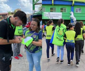 La afición del Olancho FC se volcó al estadio para apoyar a los Potros, que se encuentran a las puertas de disputar su primera final a tan solo un año de haber ascendido a primera. Mucho colorido, largas filas y bellas mujeres engalanan el ambiente previo a la semifinal de vuelta. Aquí las mejores imágenes.