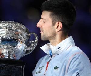 Rey indiscutible del Melbourne Park, Novak Djokovic superó este domingo al griego Stefanos Tsitsipas para ganar su décimo Abierto de Australia, igualar los 22 Grand Slams de Rafael Nadal y recuperar el número uno de la ATP.