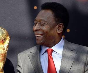 El mundo del deporte llora la partida de la leyenda brasileña Pelé, quien falleció a sus 82 años de edad a causa del cáncer de colon. Considerado como uno de los mejores jugadores de la historia, Pelé dejó un impresionante legado para el fútbol, deporte en el que será recordado como uno de los mayores exponentes.