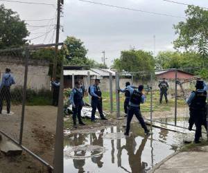Elementos de la Policía Nacional quitaron varios portones que habían sido instalados por integrantes de grupos criminales que operan en la zona de la Rivera Hernández para restringir los accesos. En el lugar también se identificaron algunas cámaras de seguridad. Aquí las imágenes del operativo.
