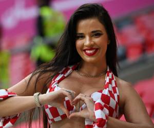 Ivana Knoll es aficionada de la selección de Croacia y acude a todos los estadios donde juega su selección nacional. Sin embargo, sus atuendos han causado revuelo entre los qataríes, ya que chocan con las costumbres y culturas de dicho país.