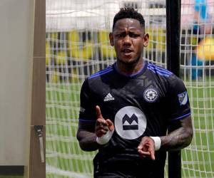 El “Romántico”, Romell Quioto, haciendo honor a su apodo, estaría tras la conquista de una bella presentadora de televisión que sería su amor platónico. Aseguran que hasta le ha enviado flores. El corazón del futbolista del Montreal CF “se divide entre dos mujeres”.