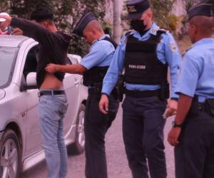 Peatones y conductores de vehículos fueron requeridos este miércoles en el marco del toque de queda decretado durante un mes en varias zonas del Distrito Central y San Pedro Sula como medida para contrarrestar la criminalidad. Es por ello que el fotorreportero de El Heraldo, David Romero, hizo un amplio recorrido para documentar en imágenes cómo vive la población estas acciones policiales.