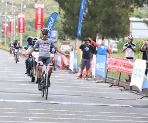 Así fue el momento en que Luis López, bicampeón de la Vuelta Ciclística llegaba a la meta, seguido por sus otros compañeros de categoría Élite Varones.